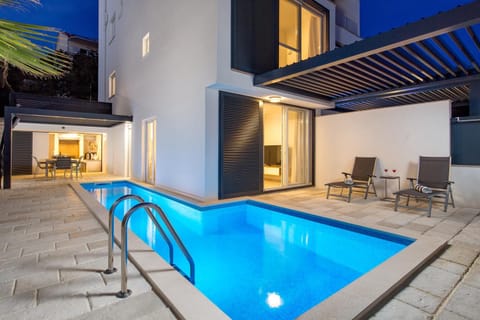 Patio, Pool view, Swimming pool, sunbed