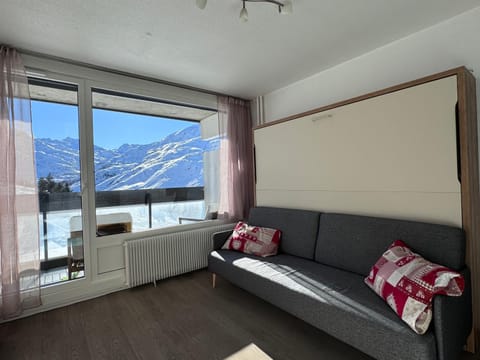 Living room, Seating area, Mountain view