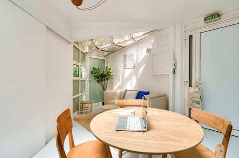 Kitchen or kitchenette, Living room, Seating area, Dining area