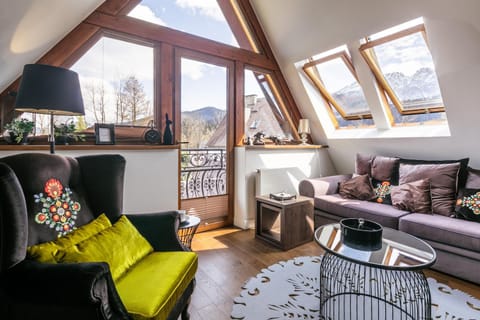 Balcony/Terrace, Living room, Seating area, Mountain view