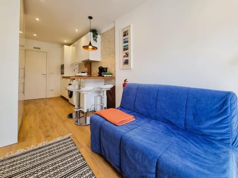 Kitchen or kitchenette, Seating area, stove