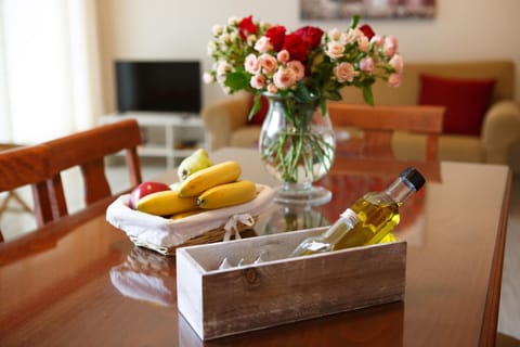 TV and multimedia, Living room, Lunch, Dinner, Drinks