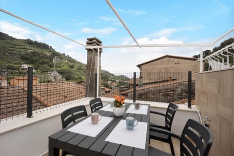 Property building, Balcony/Terrace, Living room