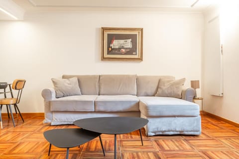 Living room, Seating area, internet