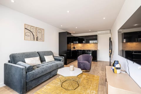 Facade/entrance, TV and multimedia, Kitchen or kitchenette, Living room, Seating area, minibar