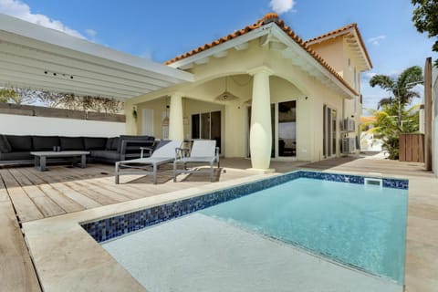 Property building, Patio, Day, Pool view, Swimming pool, sunbed