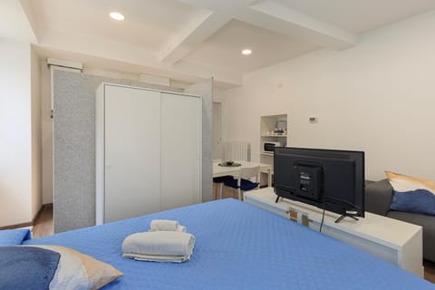 Bed, TV and multimedia, wardrobe