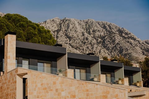 Property building, Facade/entrance, Day, Natural landscape, Mountain view