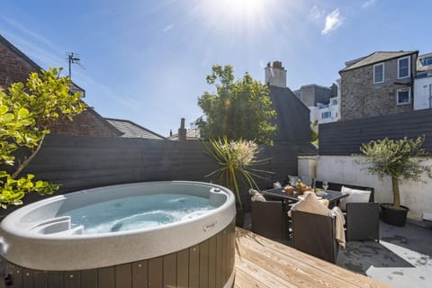 Day, Hot Tub, Balcony/Terrace, Seating area