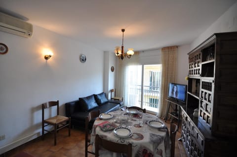 TV and multimedia, Living room, Seating area, Dining area, air conditioner