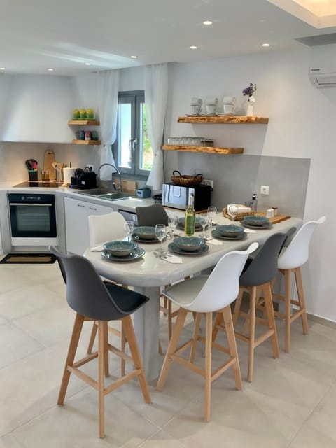 Kitchen or kitchenette, Food and drinks, Dining area, Food, locker, locker, minibar, pet friendly, stove