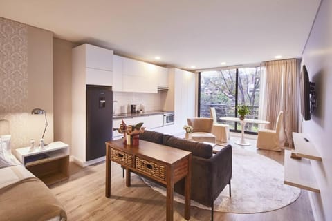 Bed, TV and multimedia, Kitchen or kitchenette, Living room, Photo of the whole room, Seating area, Dining area, Bedroom