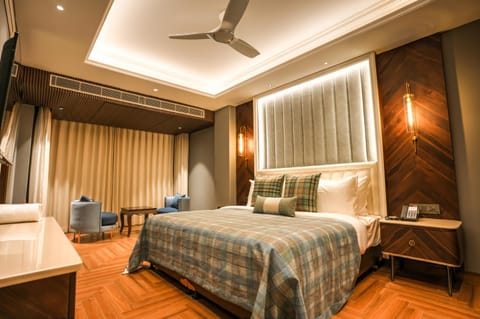 Bed, Photo of the whole room, Seating area, Bedroom, fireplace