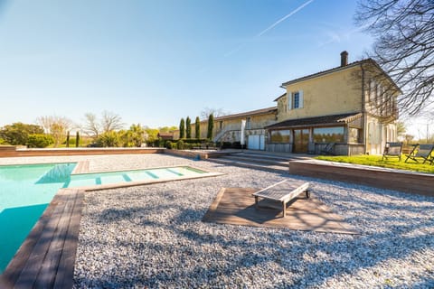 Property building, Day, Pool view, Swimming pool, sunbed