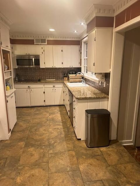 Elegant 6 Bedroom Home in Heart of Memphis House in Memphis