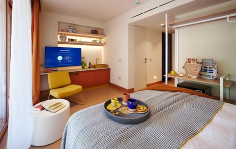 TV and multimedia, Photo of the whole room, Bedroom