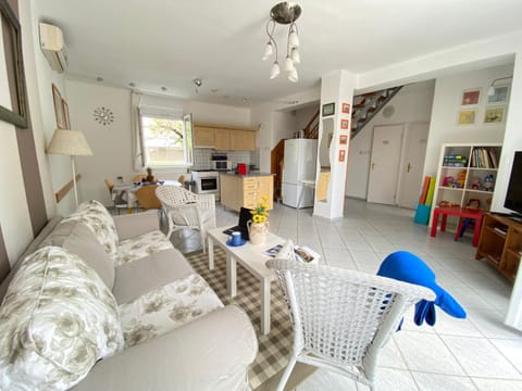 Kitchen or kitchenette, Living room, Photo of the whole room, Seating area, minibar, pet friendly