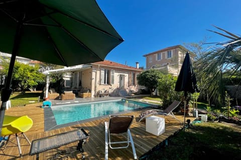 Property building, Patio, Day, Pool view, Swimming pool, sunbed