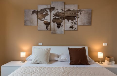 Bed, Photo of the whole room, Decorative detail, Bedroom