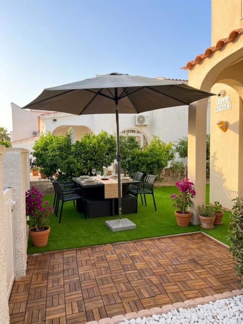 Property building, Garden, Dining area