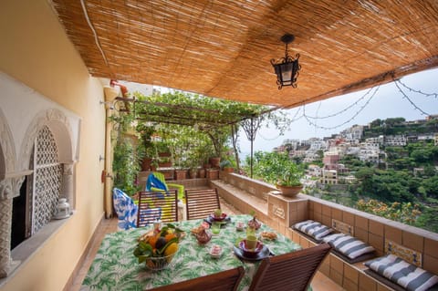 Property building, Patio, Day, Garden, View (from property/room), Balcony/Terrace, Food and drinks, Dining area, Food