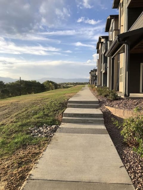 Resort Like Amenities King bd Qn bd Sofa bd Fast Wi-Fi Slps7 Apartment in Colorado Springs