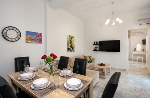 Seating area, Dining area