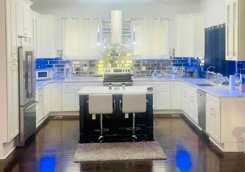 1966-Huge 4BR w/Rooftop Veranda House in Candler-McAfee