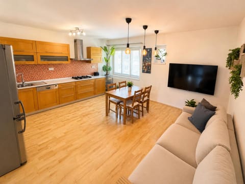 Communal lounge/ TV room, TV and multimedia, Kitchen or kitchenette, Living room, Dining area