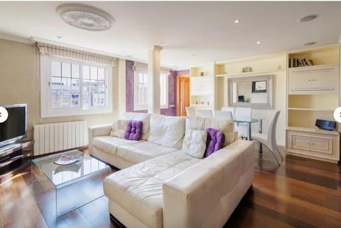 Bed, TV and multimedia, Kitchen or kitchenette, Living room, Photo of the whole room, Seating area, Bedroom, air conditioner