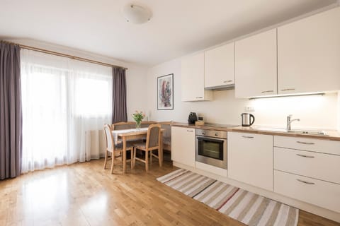 Kitchen or kitchenette, Dining area, dishwasher, stove