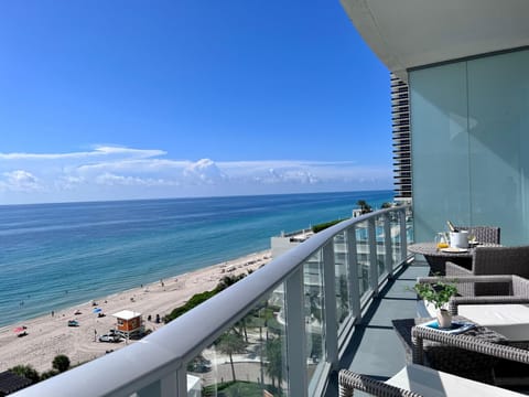 View (from property/room), Balcony/Terrace, Seating area, Beach, Sea view