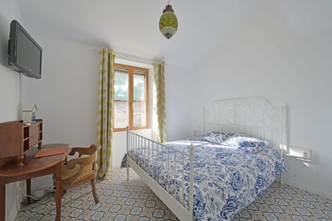 Bed, TV and multimedia, Photo of the whole room, Bedroom, hair dresser