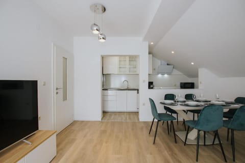 TV and multimedia, Kitchen or kitchenette, Living room