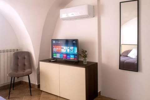 Photo of the whole room, Bedroom, hair dresser, air conditioner