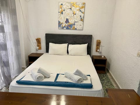 Bed, towels