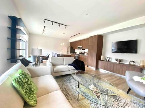 Brand New 3-Bedroom Condo in the Heart of Sidney Apartment hotel in Sidney