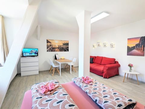 Bed, TV and multimedia, Living room, Photo of the whole room, Seating area, Dining area, Bedroom