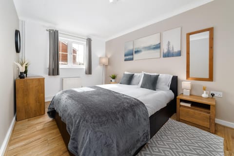 Charming 2BR Ground Floor Flat in Sholing, 11 Mins from City Centre - Recently Set Up with Love Apartment in Southampton