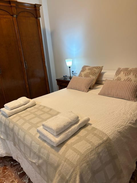 Photo of the whole room, Bedroom, wardrobe