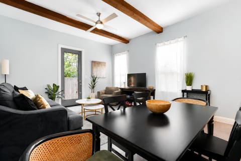 TV and multimedia, Living room, Seating area, Dining area
