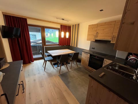 Kitchen or kitchenette, Seating area, Dining area, stove