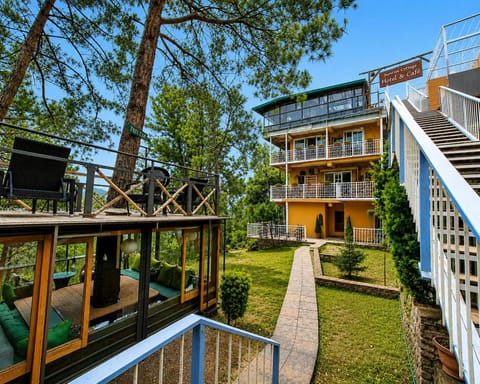 Property building, Spring, Day, Garden, View (from property/room), Balcony/Terrace, Garden view