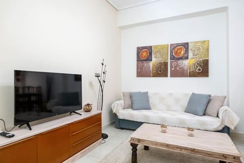 TV and multimedia, Living room, Seating area, Evening entertainment