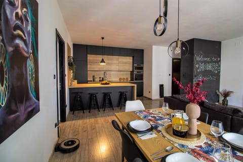 Kitchen or kitchenette, Living room, Food and drinks, Dining area