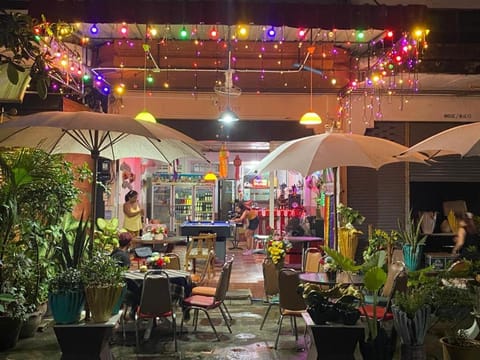 Patio, Restaurant/places to eat, Balcony/Terrace, Lounge or bar, Food and drinks, group of guests