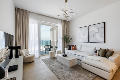 Communal lounge/ TV room, Natural landscape, TV and multimedia, Living room, Seating area, Evening entertainment, Sea view