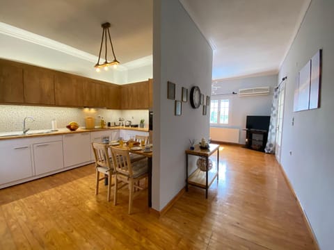 Kitchen or kitchenette, Living room, Seating area, Dining area
