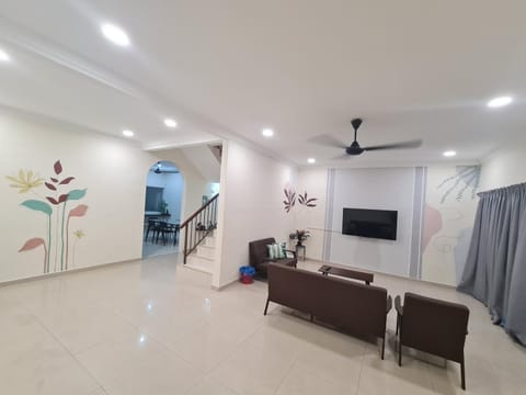TV and multimedia, Living room, Seating area, fireplace