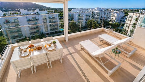 Property building, Spring, Off site, Day, Summer, Balcony/Terrace, Living room, sunbed